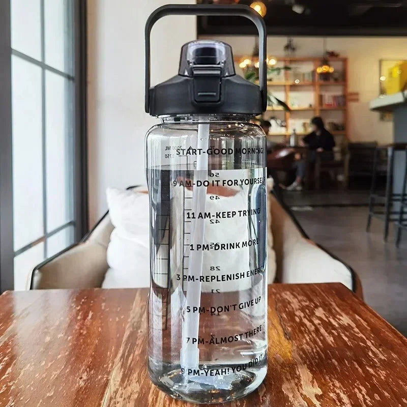 Garrafa de Água 2L com Canudo