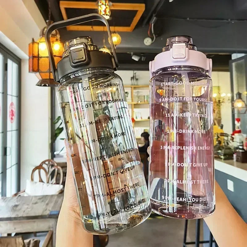 Garrafa de Água 2L com Canudo